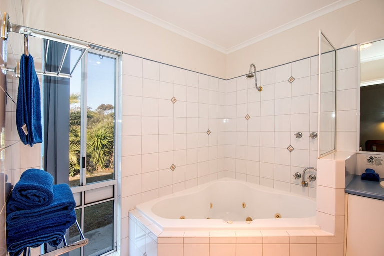 Bathroom 4, Torquay Tropicana Motel, Surf Coast - East