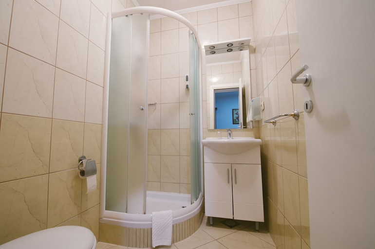 Bathroom 4, Hotel Flowers, Herzegovina-Neretva