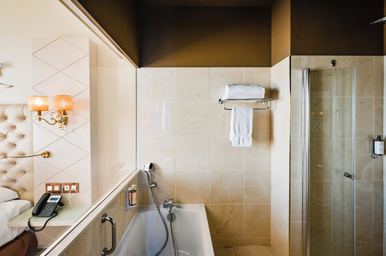 Bathroom 5, Grand Hotel Des Sablettes Plage, Curio Collection By Hilton, Var