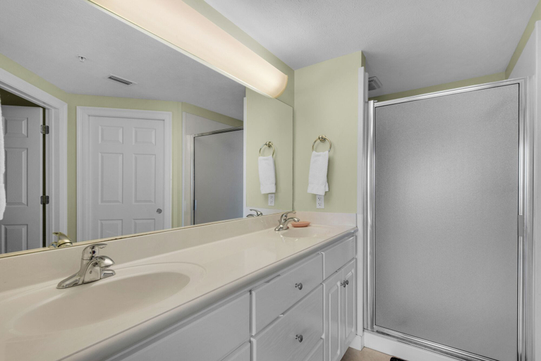 Bathroom 1, Treasure Island 2210, Bay