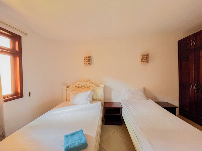 Room 2, Jujo Beachfront Apartments, Kisauni