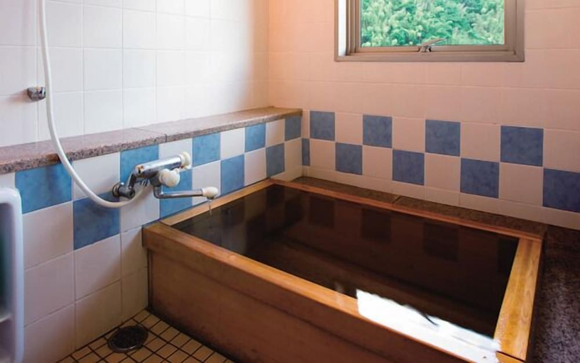 Bathroom, ukiha bekkan shinshiyo, Hita