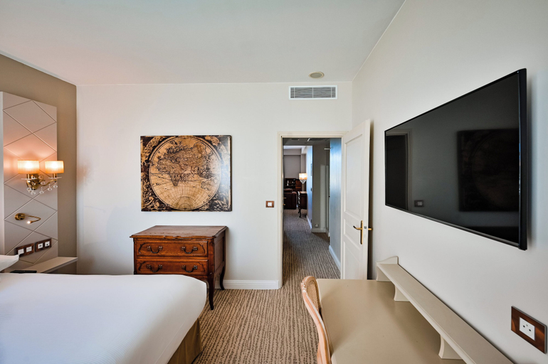 Bedroom 3, Grand Hotel Des Sablettes Plage, Curio Collection By Hilton, Var