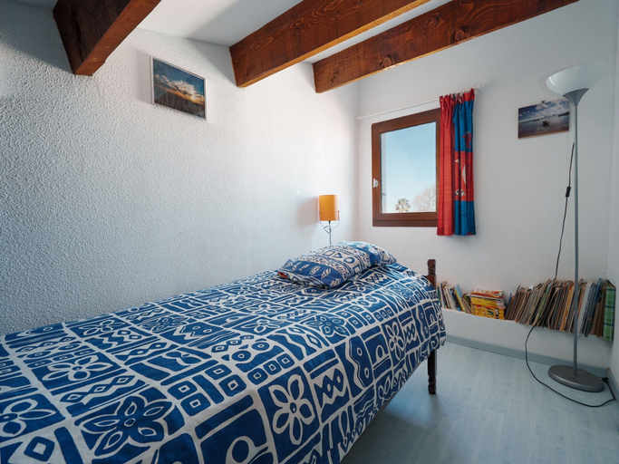Room 3, Serene Port-side Living in Agde, Hérault