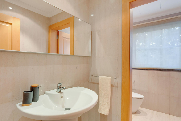 Bathroom 3, Villa Minimalista by HRM, Santa Cruz