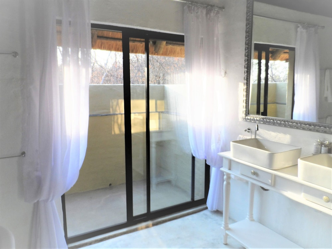 Bathroom 4, Shikwari Bush Lodge &amp; Pangolin Bush Camp, Mopani