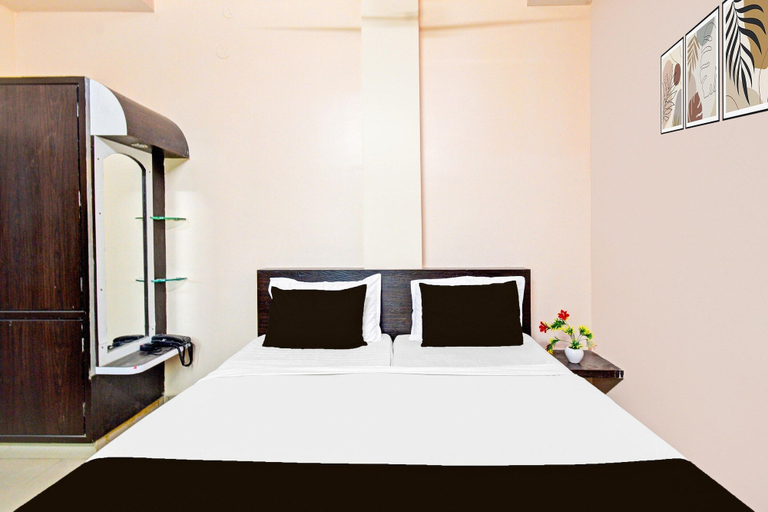 Room 5, Deluxe Nagamayuri Grand, Kurnool