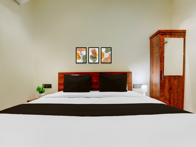 Room 3, Deluxeshree Maruthi Inn TR Residency, Anantapur