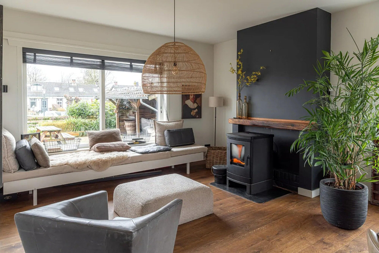 Living room 3, Spacious Holiday Home in the Center of Langweer, Skarsterlân