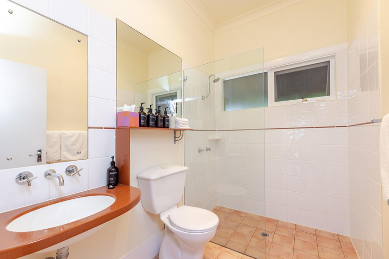 Bathroom, Tranquil Vale Vineyard, Maitland