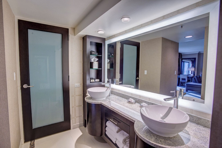 Bathroom 3, Golden Nugget, Atlantic