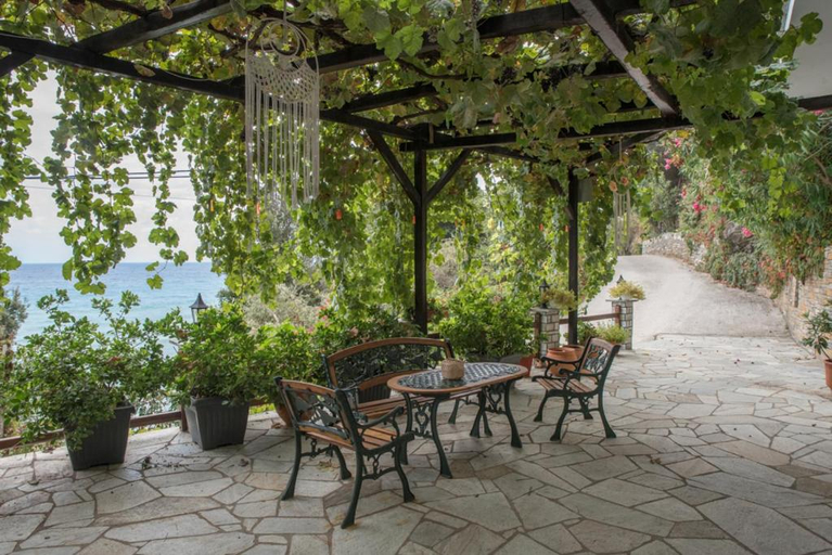 Food & Drinks, To Mpalkoni, Thessaly