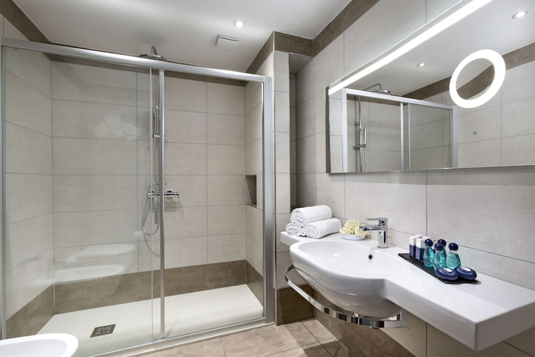 Bathroom 5, I Giardini di Cala Ginepro Hotel-Resort, Nuoro