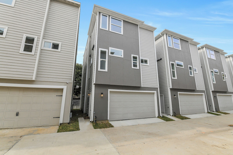 Exterior 4, Luxe 3 BR w/ Garage + Patio, 5 min NRG & Med Ctr, Houston