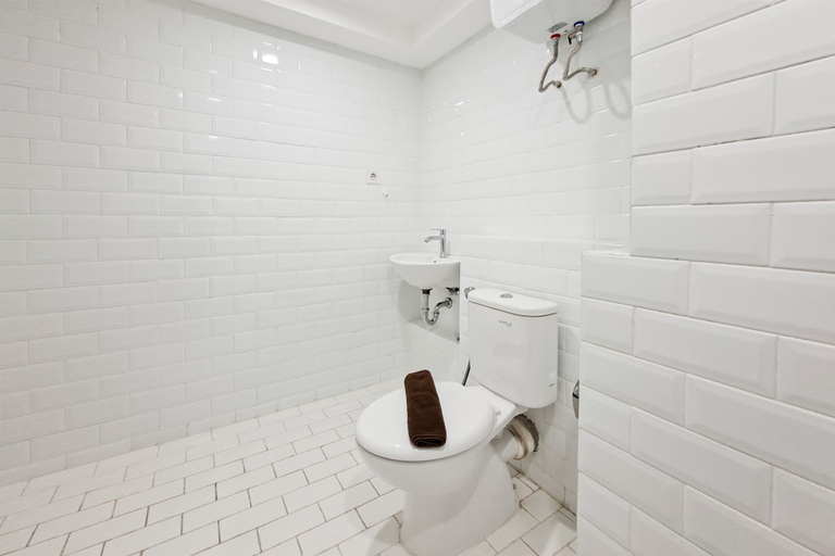 Bathroom 2, Convenient 3BR Loft with Modern Style at Kingland Avenue Apartment By Travelio, Tangerang