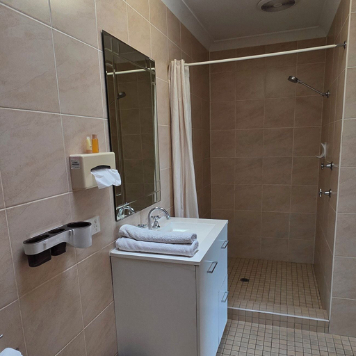 Bathroom 4, Sisleys Motel, Lismore - Pt A