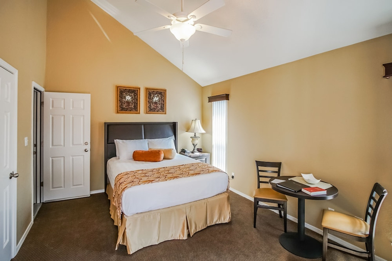Bedroom 2, The Townhouses, Taney