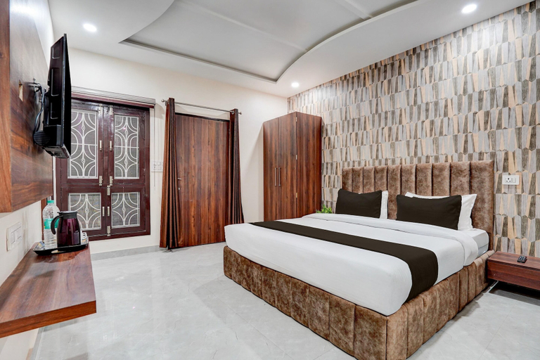 Room 3, Premium Neelam Hotel, Bareilly