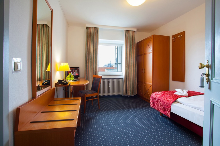 Bedroom 4, INA Hotel Royal, Köln
