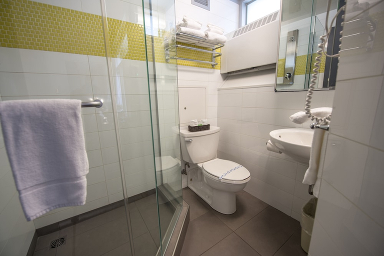 Bathroom 5, Residences Université Laval - Campus Accommodation, Communauté-Urbaine-de-Québec