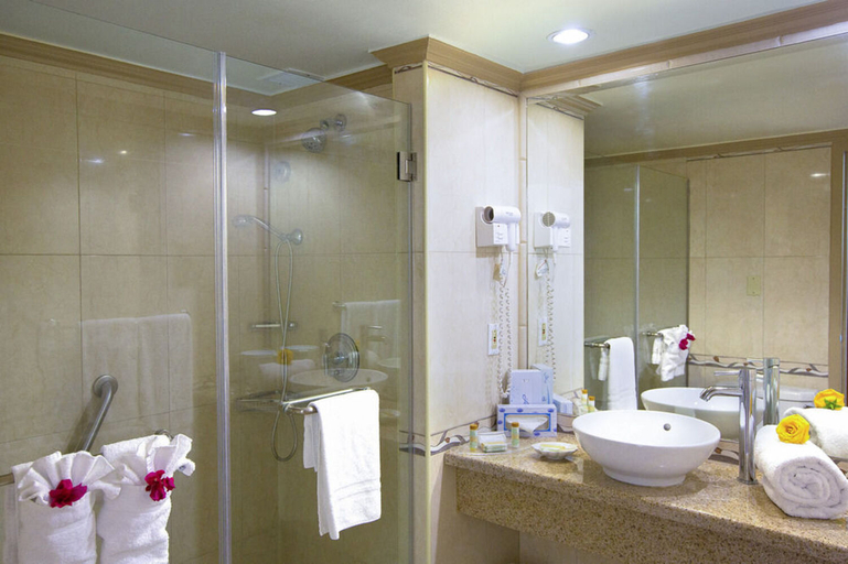 Bathroom 5, Breezes Resort Bahamas All Inclusive