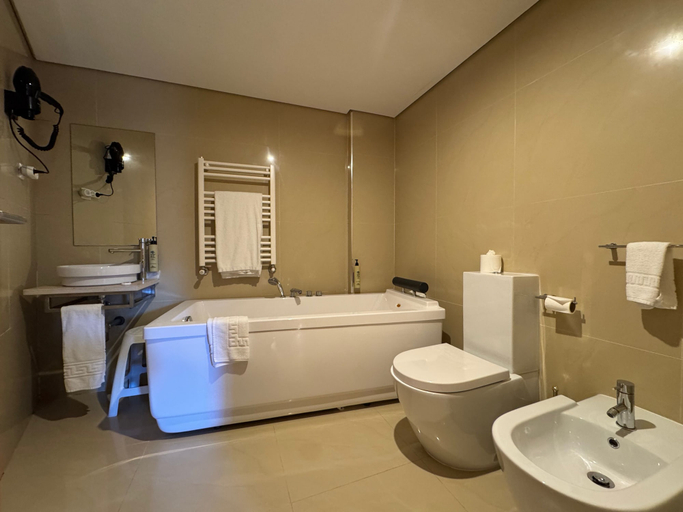 Bathroom 5, Hotel Alves, Braga
