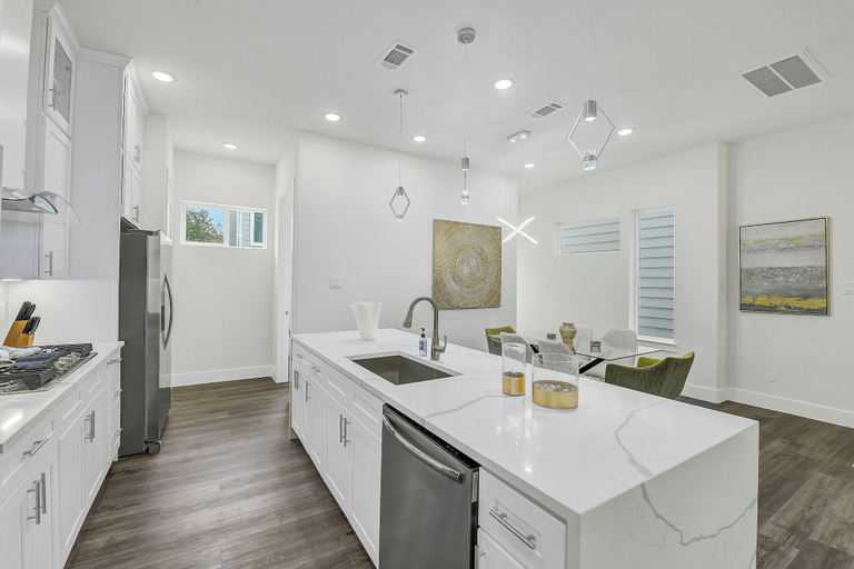 Private kitchen 2, Luxe 3 BR w/ Garage + Patio, 5 min NRG & Med Ctr, Houston