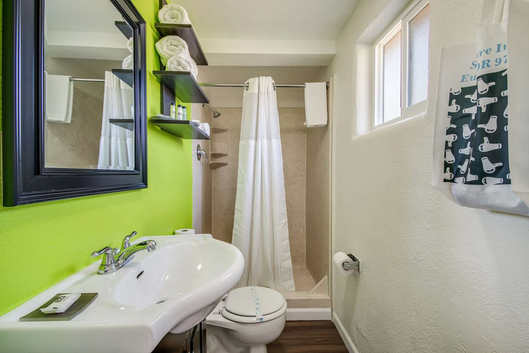 Bathroom 4, Signature Inn Eugene, Lane