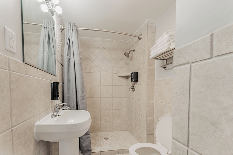 Bathroom 4, Owens' Motel, Dare