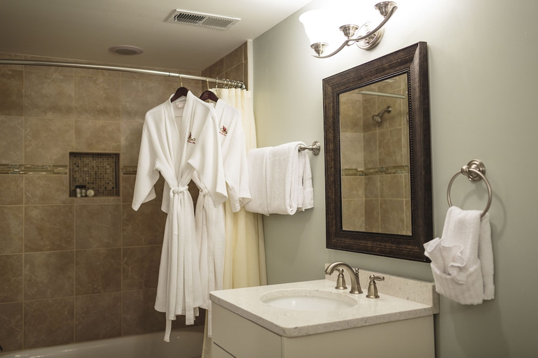 Bathroom 4, Olde Harbour Inn, Chatham