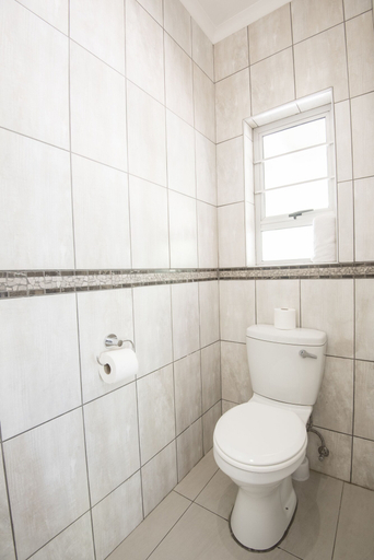 Bathroom 5, Arebbusch Travel Lodge, Windhoek West