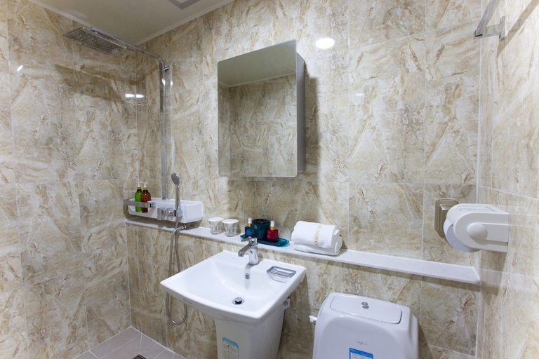 Bathroom 3, Hotel Daewoo Inn, Jung