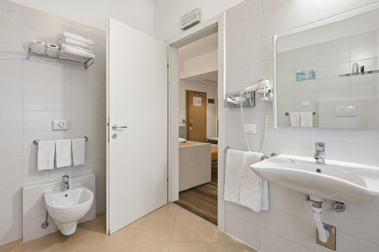 Bathroom 5, Hotel Regina, Bolzano