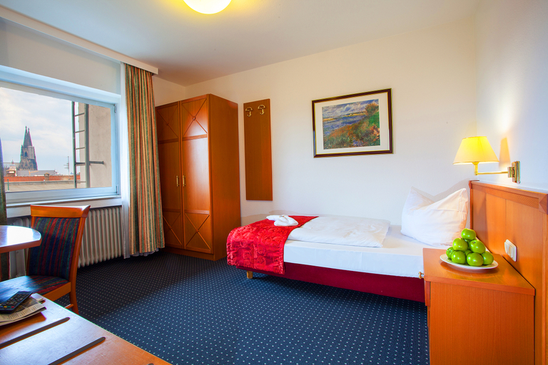 Bedroom 5, INA Hotel Royal, Köln