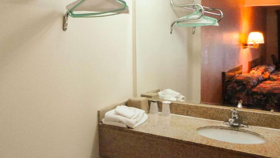 Bathroom, Budget Inn Franklinton, Franklin