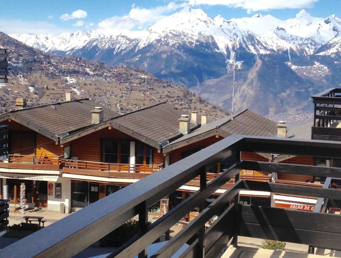 Exterior & Views