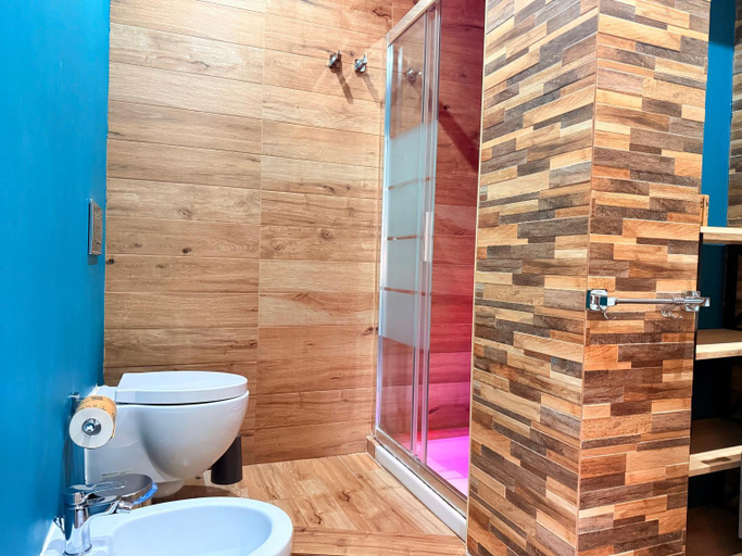 Bathroom 3, Home Syrakos, Syracuse