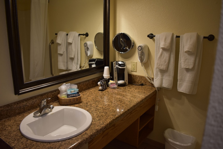 Bathroom 3, Lazy J Ranch-Americas Best Value Inn, Tulare