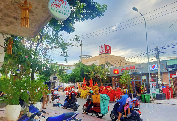 Others 4, 1991 Hotel Phan Thiet, Phan Thiết