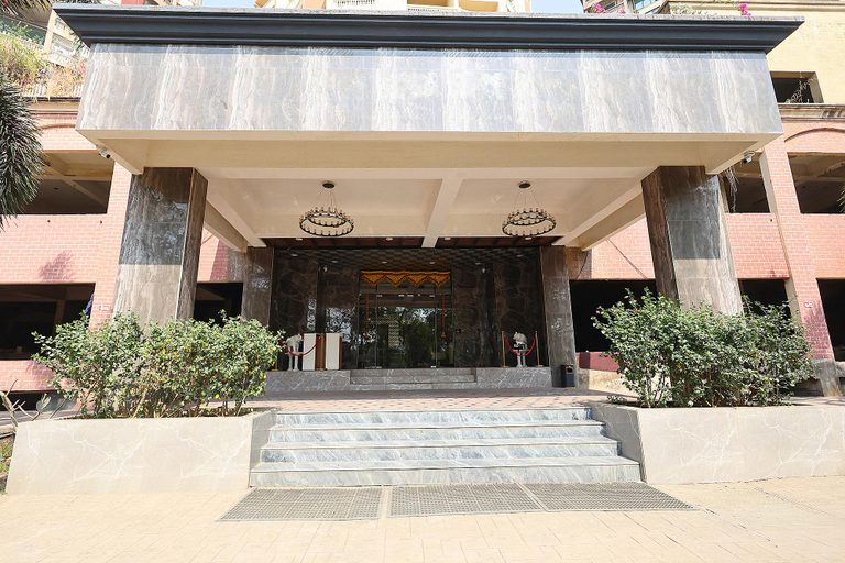 Entrance 4, Fabhotel Outstay, Thane