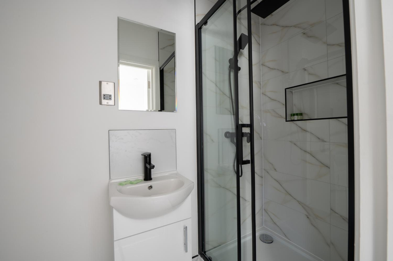 Shower 3, Richmond Apartments, London