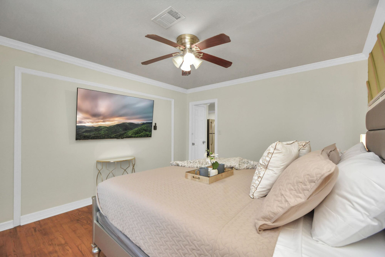 Room 1, Empress Outdoor Luxury Villa, Houston