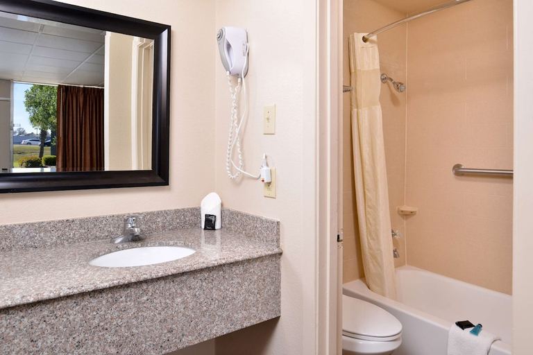 Bathroom 4, Americas Best Value Inn West Monroe, Ouachita