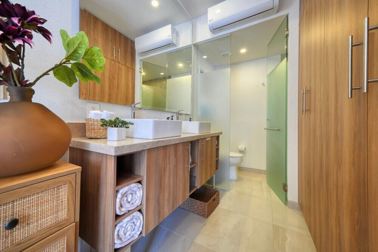 Bathroom 4, Cozy 1Br Apt - Pool - Gym - 2 Min to the Beach, Compostela