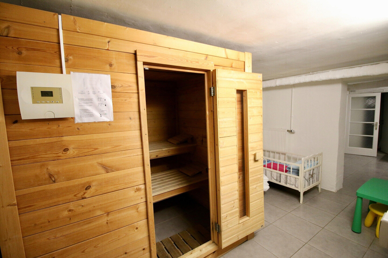 Others 4, Spacious Villa with Hot Tub & Sauna in Ardennes, Namur