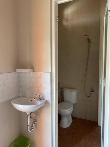 Bathroom 3, Nietsa Guest House Palu RedPartner, Palu