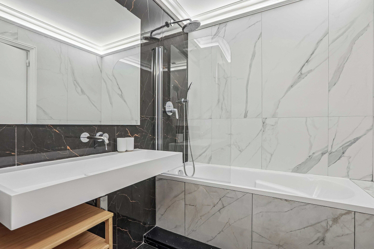 Bathroom 4, Superb Haussmann-style apt - 2bdr/6p - Trocadero, Paris
