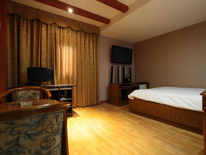 Bedroom 2, Monaco Hotel, Jeju