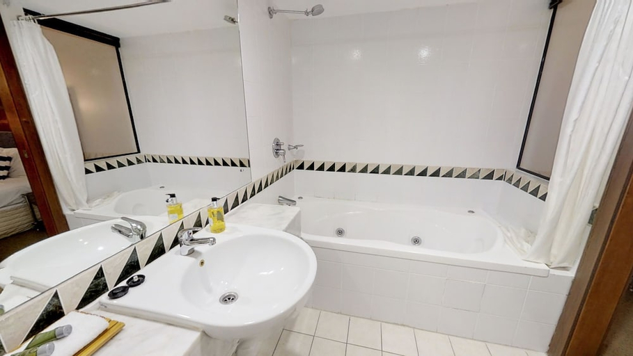 Bathroom 4, Silkari The Pavilions Port Douglas, Douglas