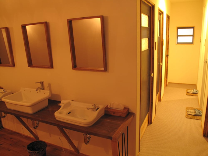 Bathroom 5, The Deer Park Inn, Nara